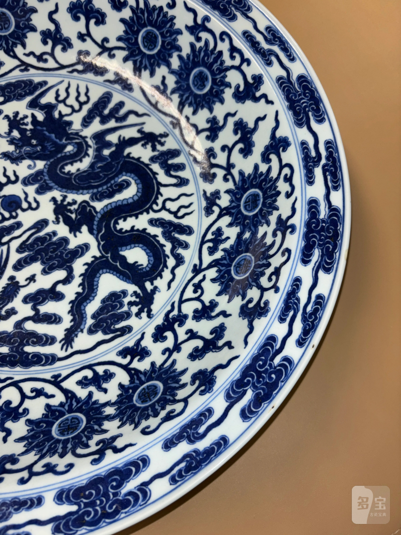 清雍正 仿宣窑青花龙凤献寿纹折沿大盘 - 图8
